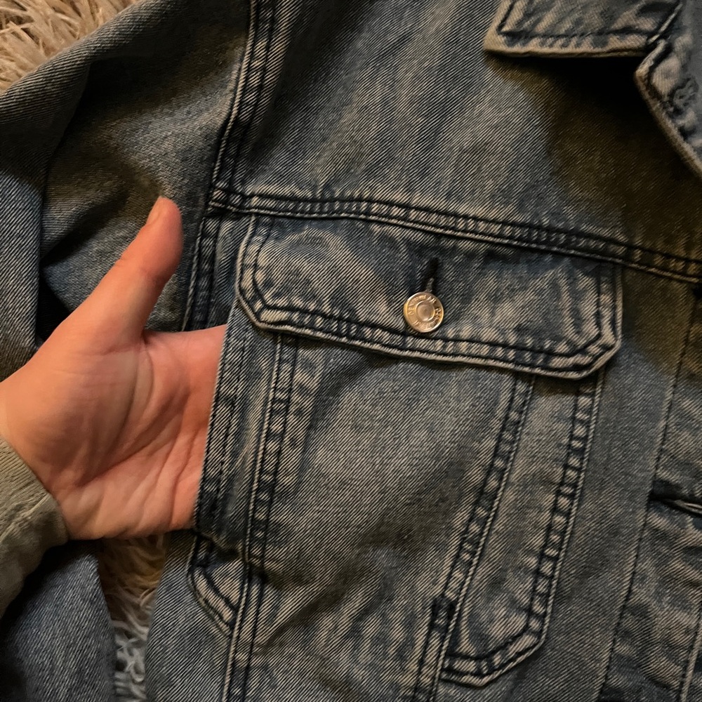 Stylish Cropped Denim Jacket - image 7